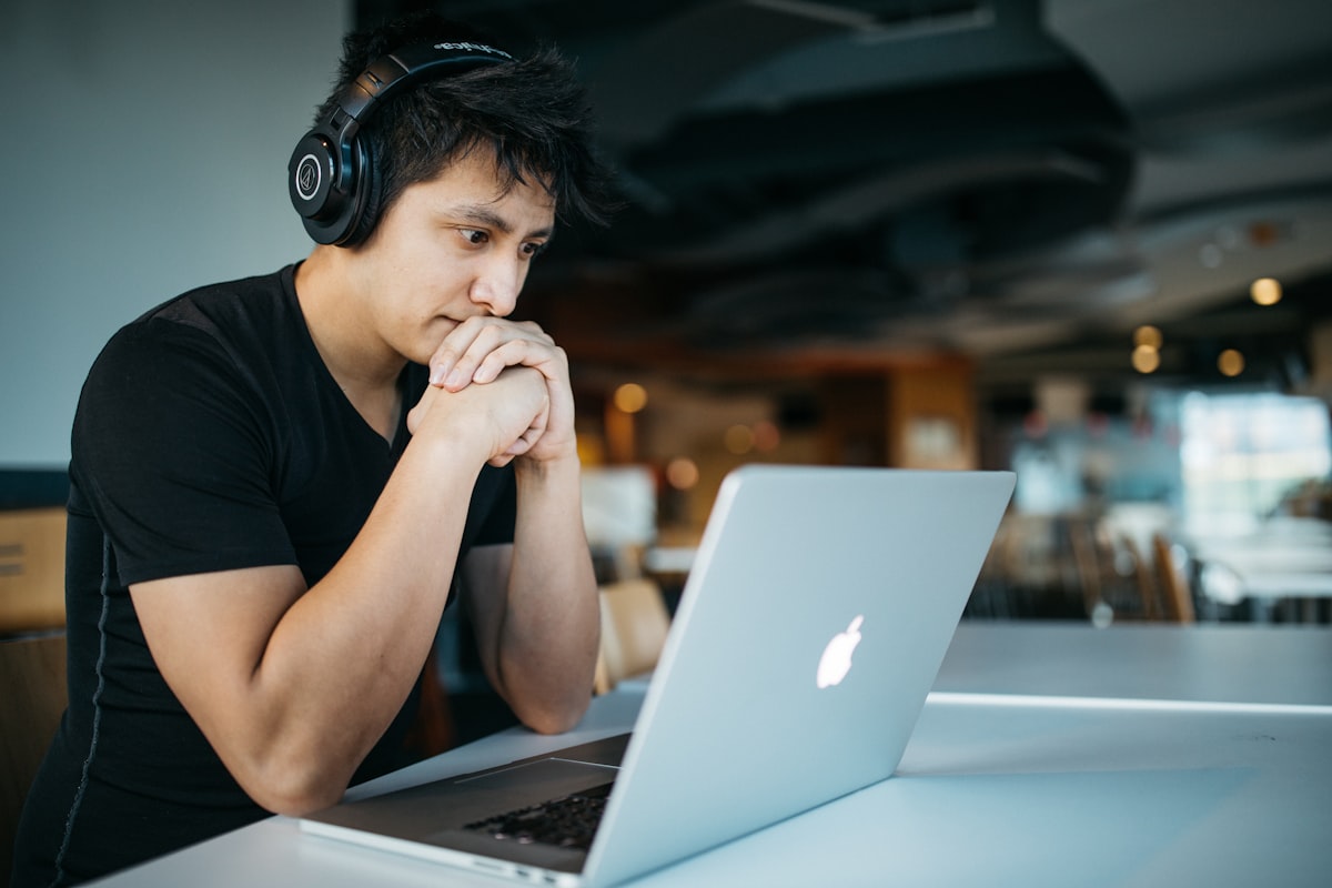 Estudiante siguiendo una lección en video desde su laptop